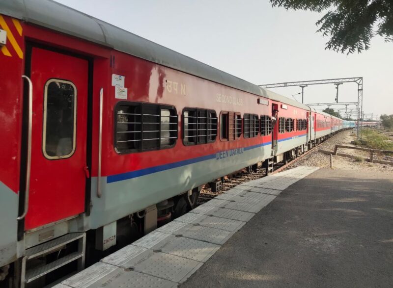 मरुधर एक्सप्रेस में अचानक लगी आग से मची चीख-पुकार, सैदखानपुर स्टेशन पर कूदकर भागने लगे यात्री