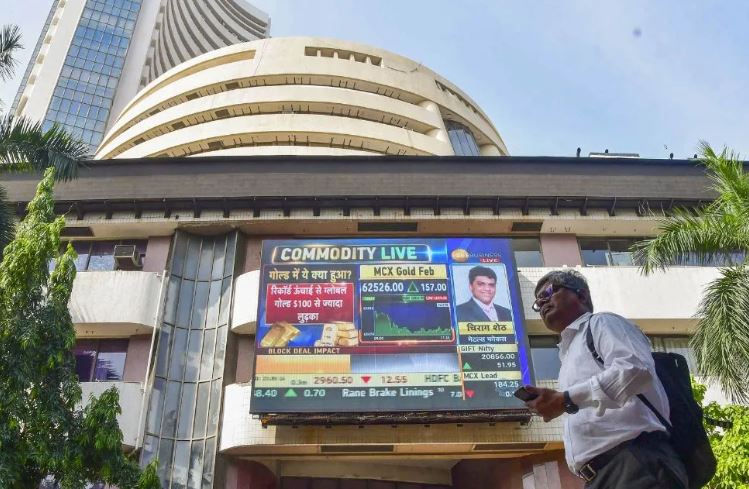 Stock Market Today: लाल निशान के साथ खुला शेयर मार्किट, जानें किन शेयरों में आई भारी गिरावट