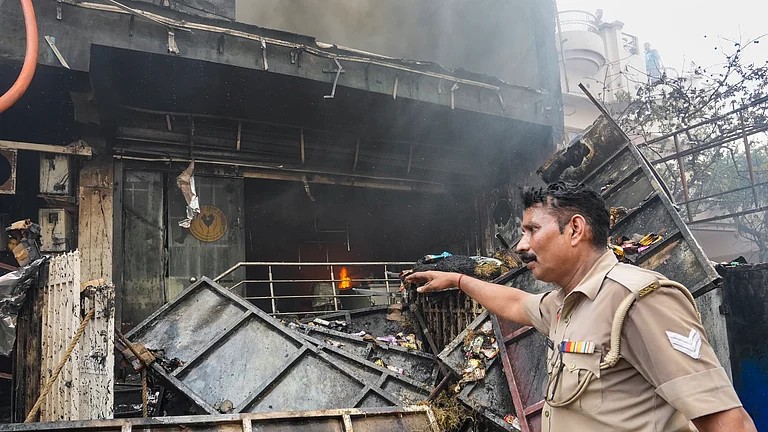 कोचिंग सेंटर अग्निकांड : अवैध निर्माण की खुली पोल, 15 मौतों के बाद बड़ा एक्शन, 4 अधिकारी सस्पेंड और 4 गिरफ्तार