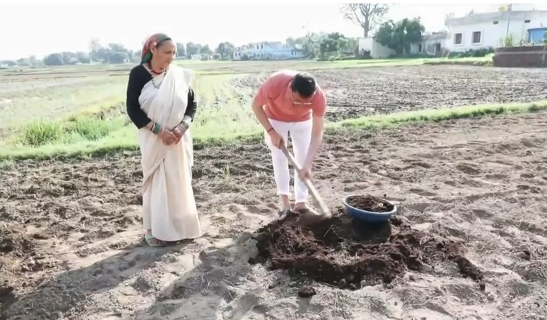 मुख्यमंत्री धामी ने खेत में चलाया टिलर, पारंपरिक कृषि और जैविक खेती को बढ़ावा देने का दिया संदेश