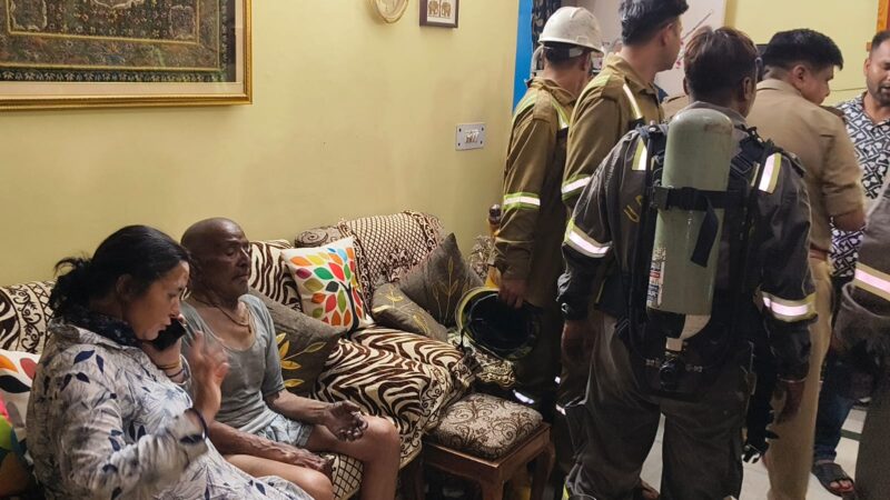 Noida: ओवरसीज अपार्टमेंट की चौथी मंजिल पर भीषण आग, फ्लैट का 