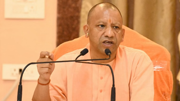 लखनऊ हादसे के पीड़ितों से मिले मुख्यमंत्री योगी आदित्यनाथ, 5 लाख मुआवजे का ऐलान, बोले- जिम्मेदार अफसरों पर होगी कड़ा एक्शन