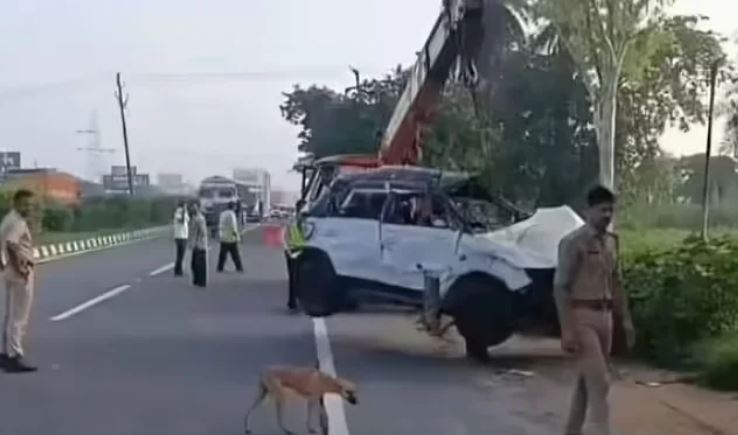 मेरठ में भीषण सड़क हादसा, टायर फटने से खाई में गिरी चलती कार, तीन युवकों की दर्दनाक मौत; एक घायल