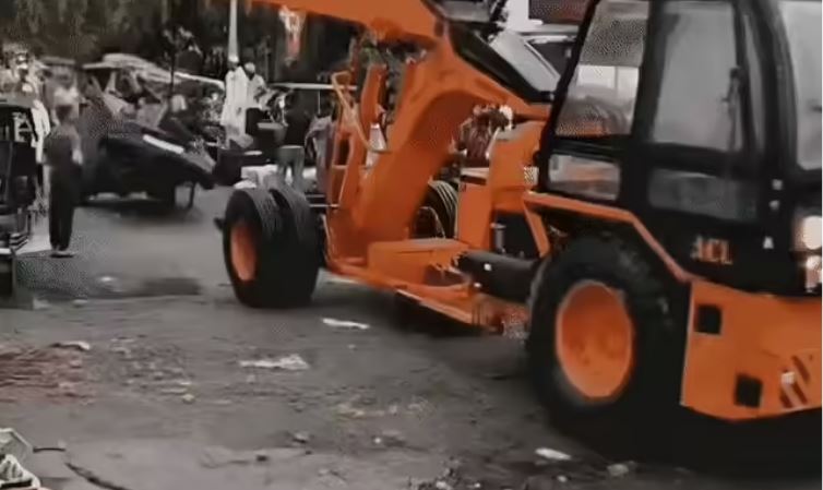 रामपुर में दर्दनाक हादसा, खड़े कैंटर में जा घुसी कार, 4 युवकों की मौके पर मौत; 3 गंभीर घायल
