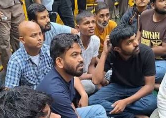 अभिजीत दीपके ने खत्म किया अनशन, सोनम वांगचुक के संसद मार्च से पहले पुलिस का लाठीचार्ज