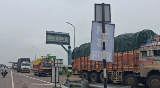 लखनऊ-कानपुर एक्सप्रेसवे पर जाम की समस्या, संकरे टोल प्लाजा से बढ़ी परेशानी, इंजीनियरों पर उठे सवाल
