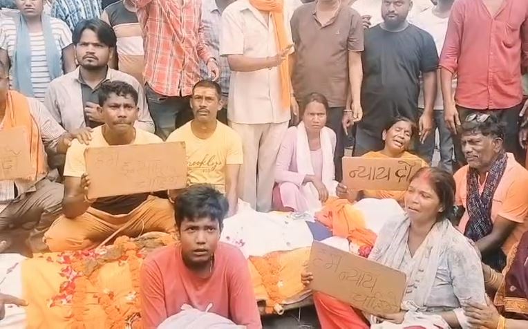 लखनऊ में सूदखोरों की प्रताड़ना से त्रस्त चाट विक्रेता ने दी जान, परिजनों ने शव रखकर किया प्रदर्शन, मचा हड़कंप