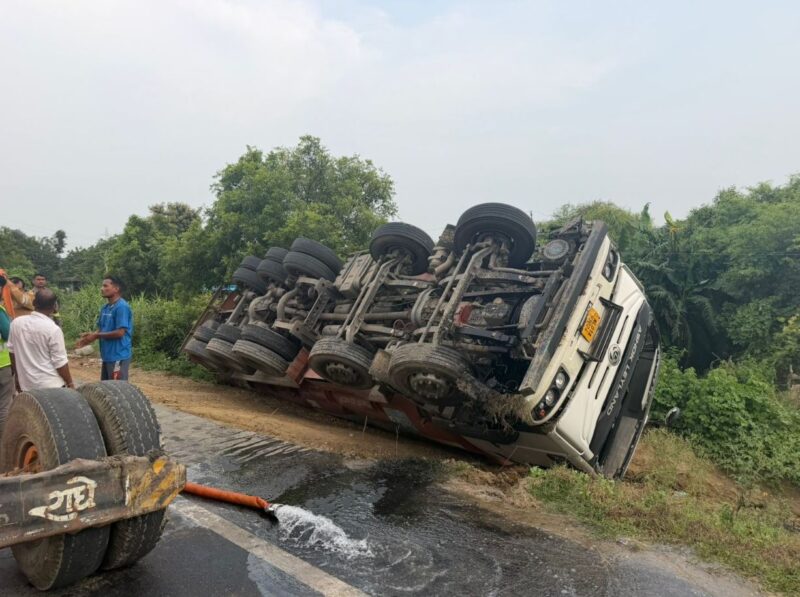 कालेसर-जगदीशपुर फोरलेन पर एथेनॉल से भरा टैंकर पलटा, 30 हजार लीटर ज्वलनशील पदार्थ के रिसाव से मची अफरातफरी