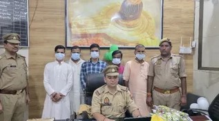 काशी विश्वनाथ मंदिर के पास श्रद्धालुओं से बदसलूकी और वसूली का आरोप, 5 आरोपी गिरफ्तार