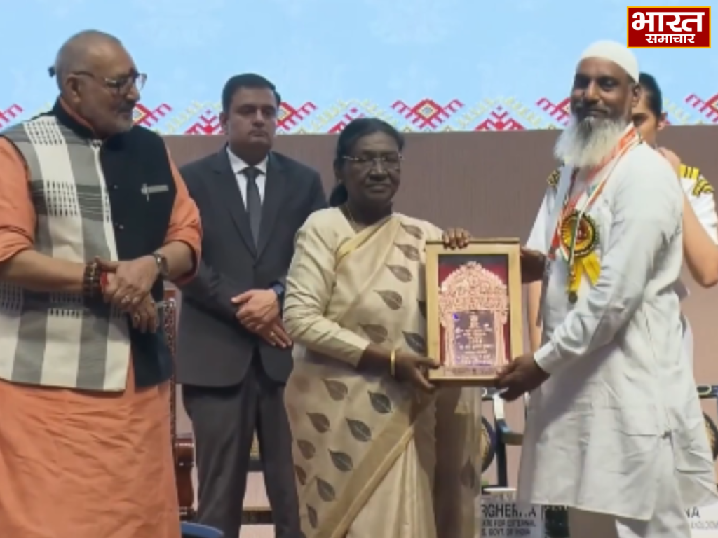 राष्ट्रपति द्रौपदी मुर्मु ने शाह मुहम्मद अंसारी को ‘संत कबीर हथकरघा पुरस्कार’ से किया सम्मानित, बनारसी बुनाई कला को मिला वैश्विक सम्मान