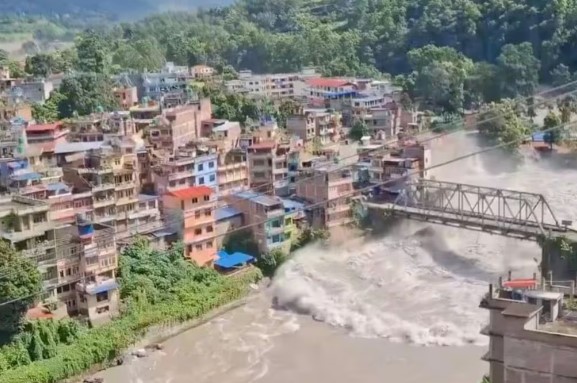 नेपाल में भीषण बाढ़ से तबाही, भोटेकोशी नदी में अचानक आई बाढ़ से 7 की मौत, 25 लोगों का रेस्क्यू