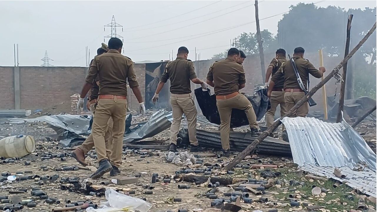 कौशांबी में अवैध पटाखा फैक्ट्री में भीषण धमाका, 8 लोगों की दर्दनाक मौत, कई मकान जमींदोज और 22 सुरक्षित रेस्क्यू