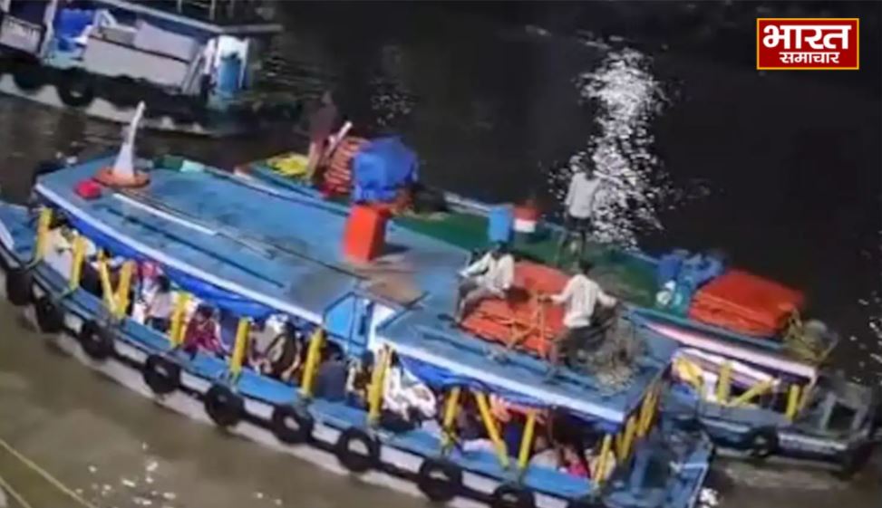 मुंबई में गेटवे ऑफ इंडिया के पास समुद्र में फंसी फेरी