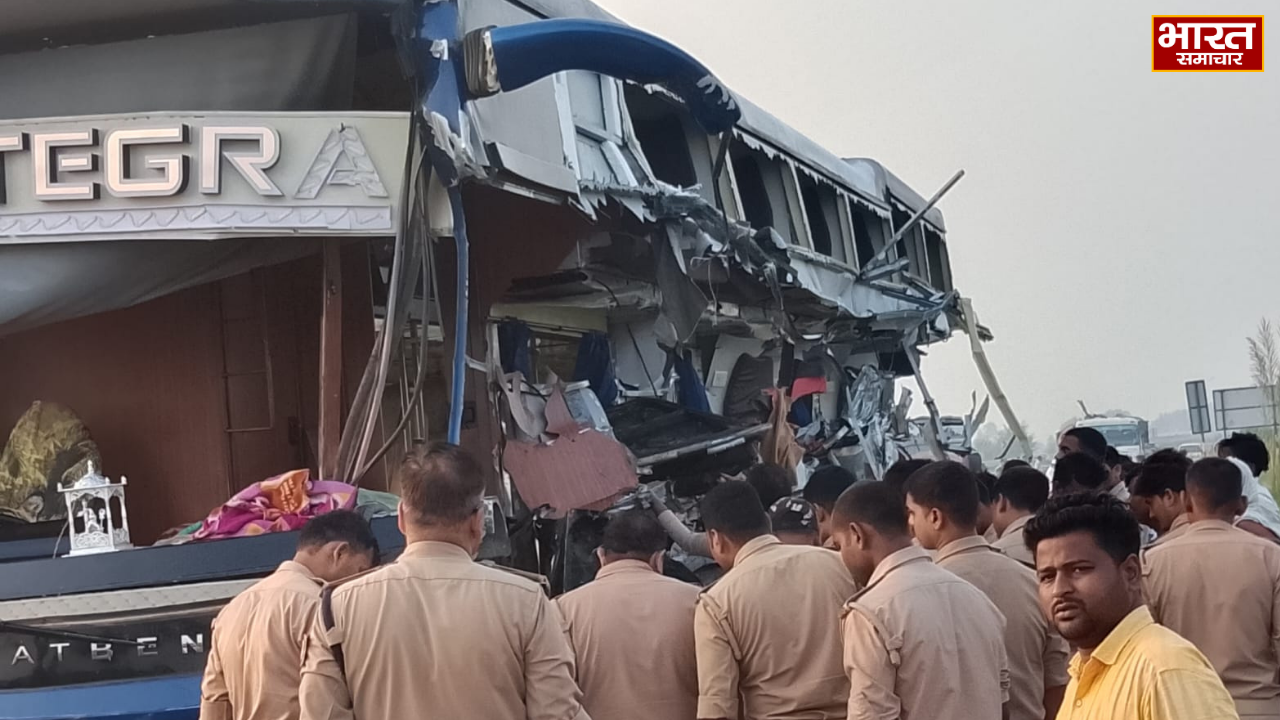 अम्बेडकरनगर में भीषण सड़क हादसा, वोल्वो बस और ट्रेलर की टक्कर में 4 की मौत; 4 घायल
